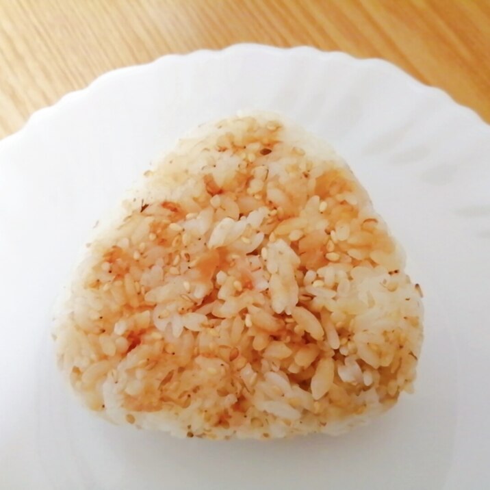 ごま油香る☆おかかとごまのおにぎり